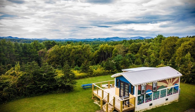 Tiny, charming mountaintop cottage with large firepit, deck and amazing views in Glendale Springs