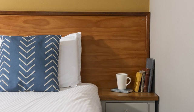 Tolgus King Room - 7 - a hotel room that sleeps 2 guests in 1 bedroom