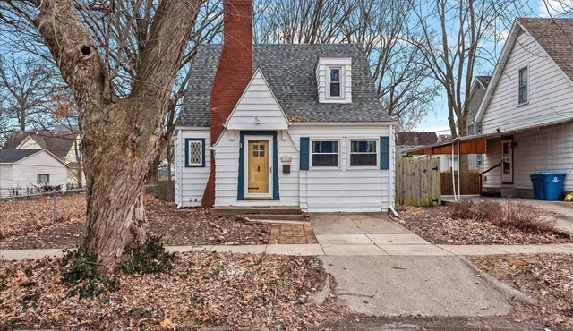 Tranquil cottage near hospitals with fenced backyard, fits 4 guests
