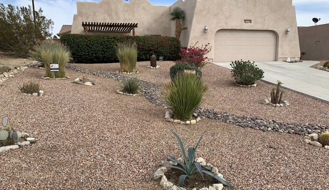 Tranquil Desert Retreat . Short walk to hot springs & close to Joshua Tree!