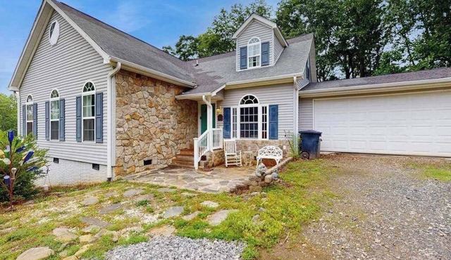 Tranquil Dog- Friendly Riverfront Home with Fill Kitchen and WIFI