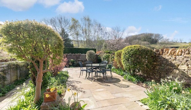 Tranquil Home on Leckhampton Hill with EV Charger