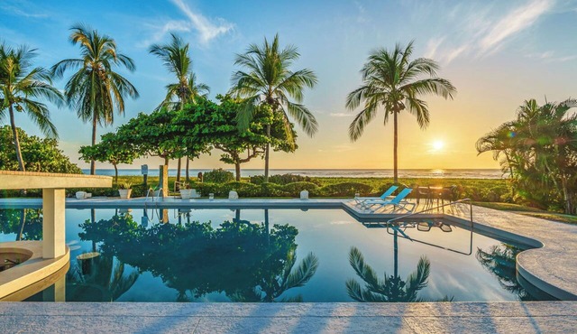Tropical oceanfront condo in Junquillal, WIFI, washer/dryer, AC, large kitchen.