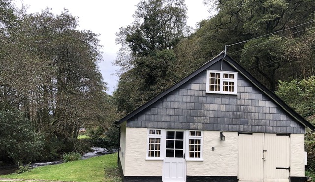 TUCKING RIVER LODGE, pet friendly, with a garden in Lynton