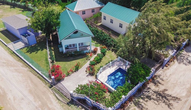 Turtles Nest - Three Bedroom Cottage With Pool And Rolling Waves