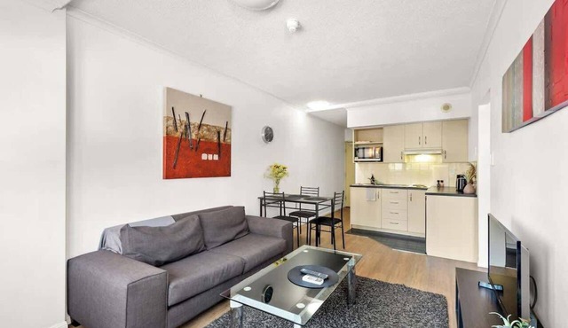 Two Seconds to…everything! 1Bed/1Bath/1Car/CBD Views