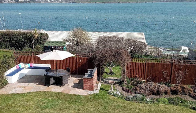 Uninterrupted spectacular views over the Camel Estuary and ocean.