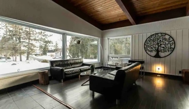 Upscale Spacious Chalet w Hot Tub Laurentians, QC!nn
