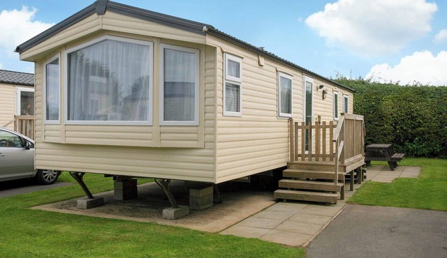 Very comfortable, modern and contemporary caravan with one double and two twin. in Mappleton
