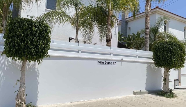 Villa Diana - Cozy Villa w Pool, 3m walk to the beach & amenities