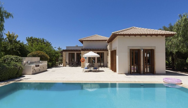 Villa Iris - Three Bedroom Resort, Sleeps 6
