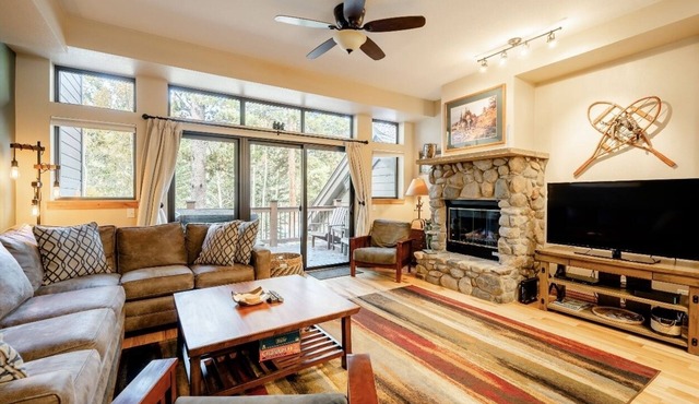 Village Point 101. Private Hot Tub. Downtown, Walk to Peak 9!