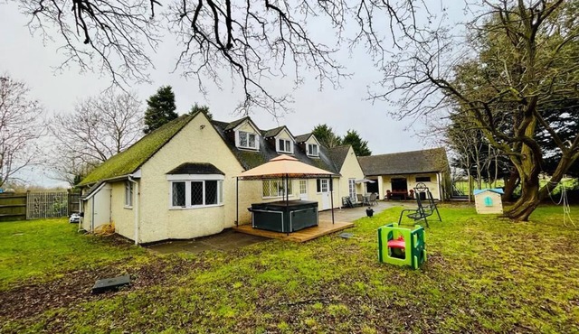 Vintage style Lodge In Windsor! Sleeps 15! Hot Tub!