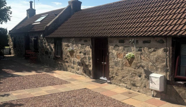 VIOLA COTTAGE, pet friendly, character holiday cottage in Fraserburgh