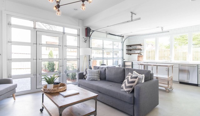 Walk to 12 South + Firepit & Bright Gueshouse!