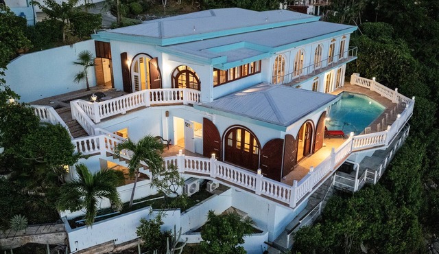 Walk to beach & dining! Sleeps 17, large pool!