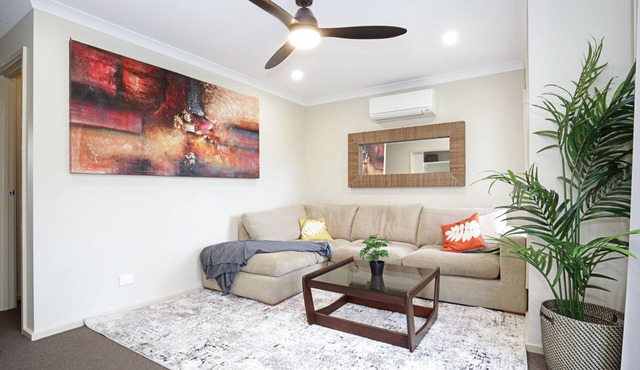 Walk to Everything, Amazing Location, 400m to CBR Light Rail and Shopping Centre
