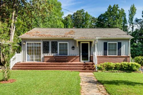 Walkable Location! Peaceful Toccoa Escape w/Yard in Toccoa