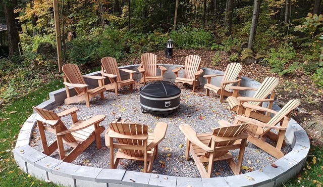 Waterfront Cottage w/king bed, hot tub, theatre, gym & more