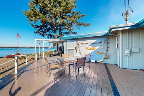 Waterfront home with panoramic bay views deck fireplace & beach access