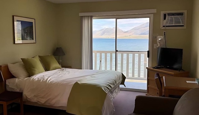 Waterfront Suite: Patio & Lake Views at Green