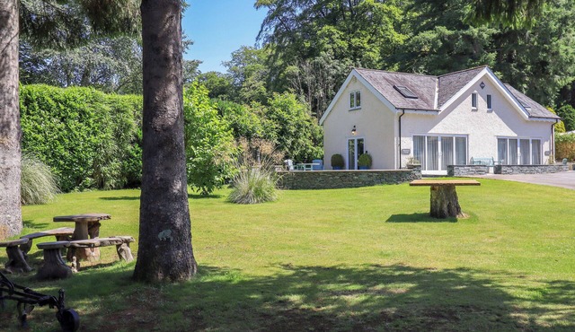 WATERHEAD COTTAGE, with a garden in Troutbeck Bridge