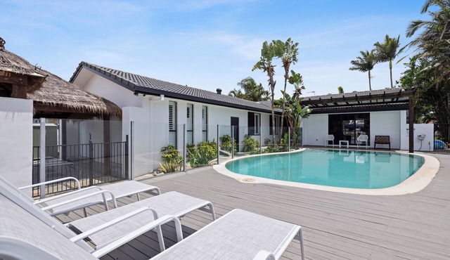Waterside Oasis Broadbeach 5 Bedroom Water Views. Pet Friendly.