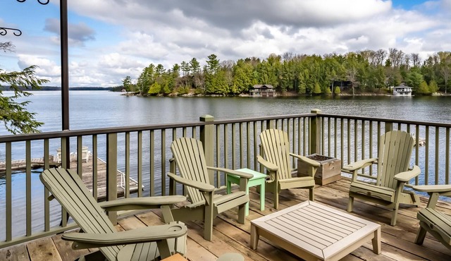 Welcoming 4+ bed 3 bath cottage on South Lake Rosseau! Boathouse! Sunsets!