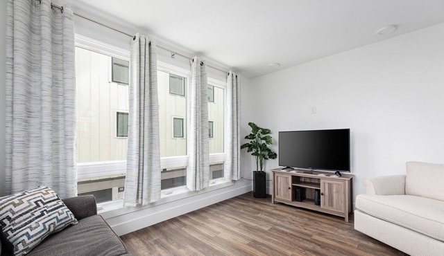 West Bay Hideaway | Downtown | AC | Beach | Rooftop Deck