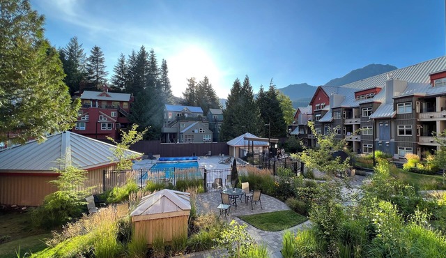 Whistler Creekside Retreat King Bed Step to Gondola Outdoor Pool & Hot Tub