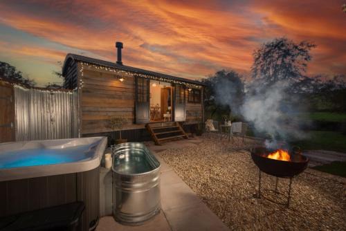 Willow Hideaway-Shepherd Hut, Hot Tub, Wood Burner