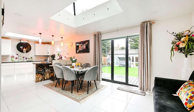 Windsor 5-bed House - Stroll to Castle - Sleeps 13