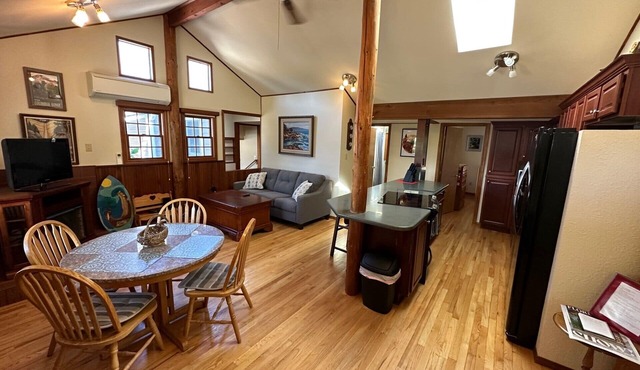 Wonderfully located near Bay Street and all the wonderful restaurants. Sauna!