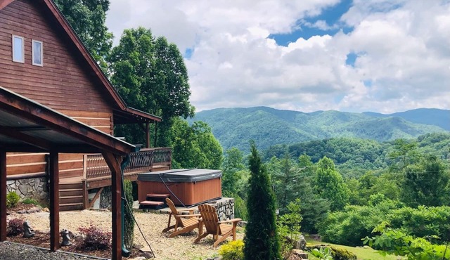Wondertree Mountain Cabin– Luxury 3BR Cabin with Outdoor Hot Tub, Hot Springs NC