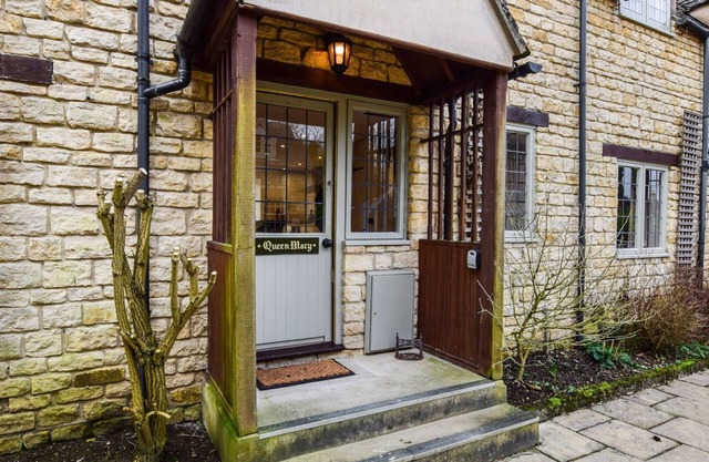 A sudeley castle cottage that sleeps 4 guests in 2 bedrooms