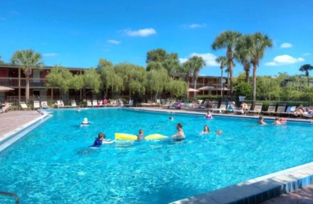 Group Theme Park Adventure! 3 Spacious Units, Near Sleuths Dinner Show, Restaurant, Pool in Orlando