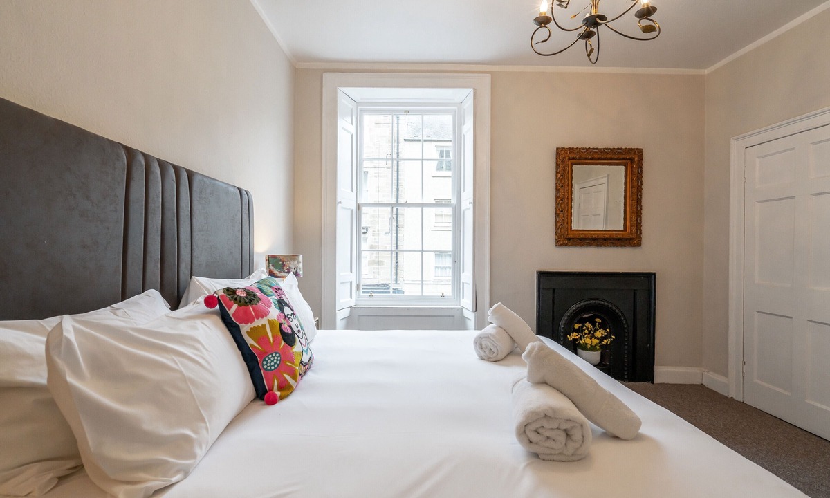 Newington Apartment | Fabulous two-bedroom apartment located in the heart of the city. Sleeps 4.