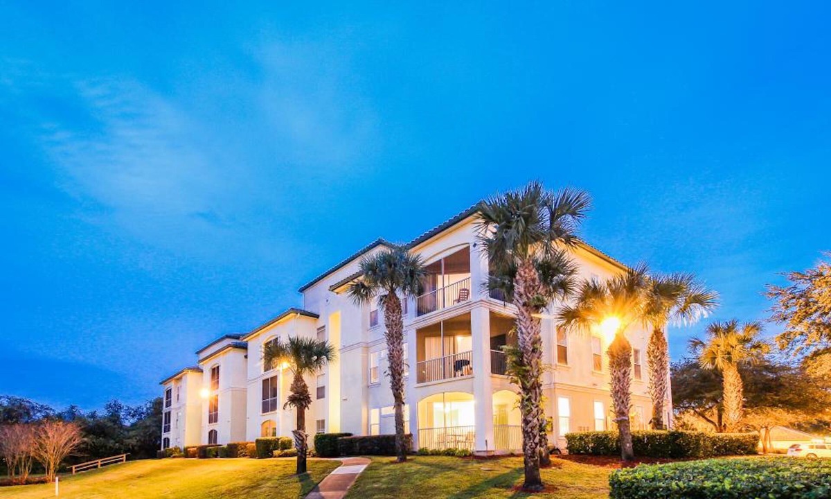 West Kissimmee Condo | Fantastic Award Winning Newly Renovated Condo 4 miles to Disney 2+2