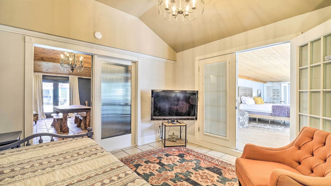 Photo of Bedroom in Eureka Springs Historic District
