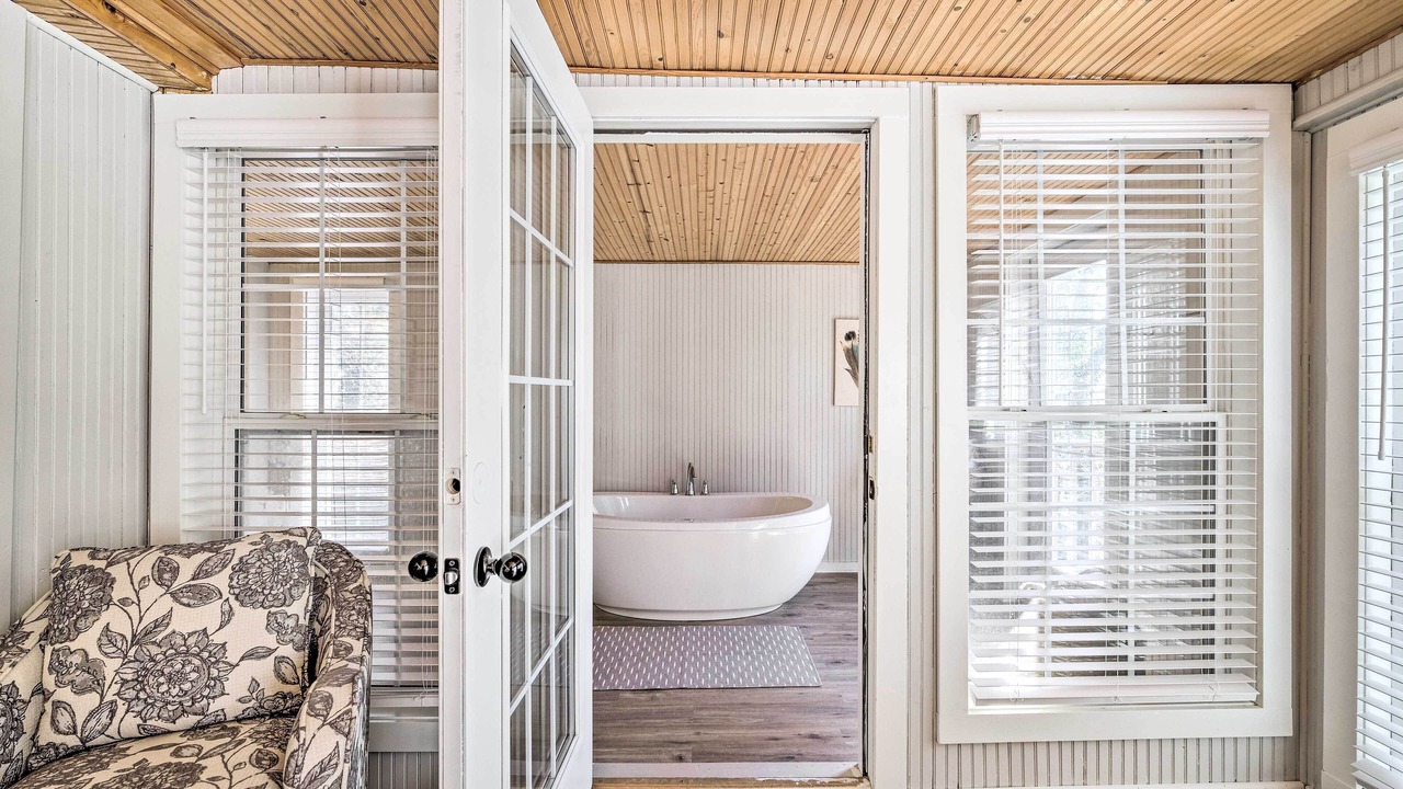 Photo of Bathroom in Eureka Springs Historic District