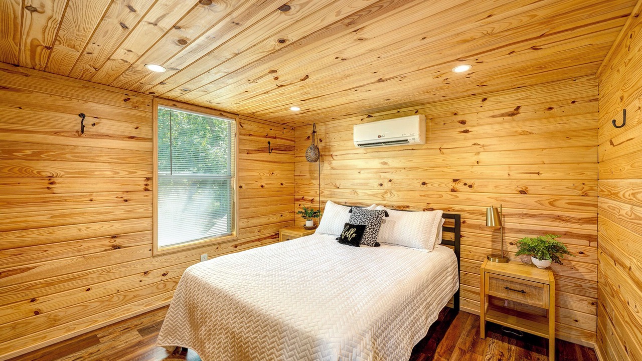 Photo of Bedroom in Uvalde