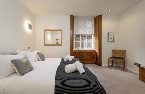 New Town Apartment | Stunning 3-bedroom apartment in the heart of Edinburgh's city centre. Sleeps 6.