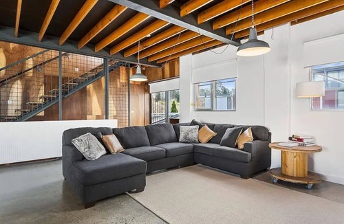 Hobart Central Business District Apartment | Stunning Warehouse Pad Moments from the Waterfront