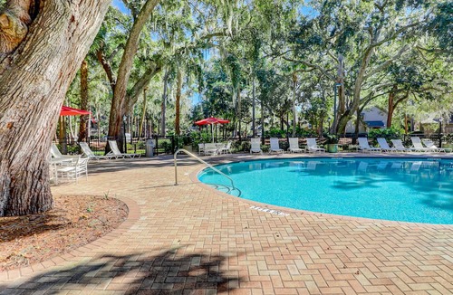 Shipyard Plantation Condo | Golf-course view condo with central AC, free WiFi & shared pool - walk to beach