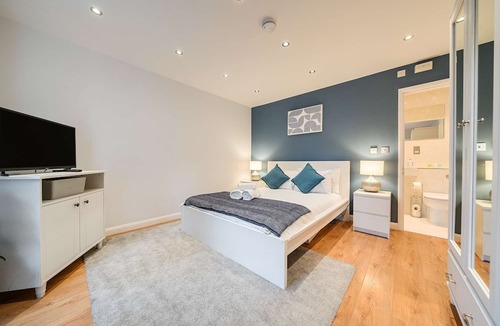 Windsor Apartment | 2BR House, Walk to Windsor Castle + Parking for 1