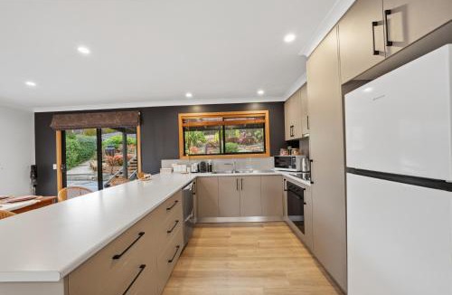 Risdon House | Scenic Risdon Retreat Near Hobart CBD & Deck Views Family Friendly Stay