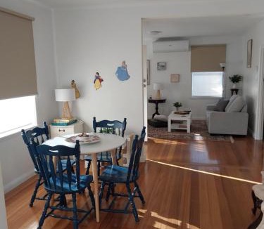 Corio House | Cosy Corio Gateway - 2 Mins to Spirit of Tasmania