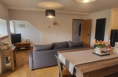Honiton House | Cottage Sleeps 5 with Hot Tub and Parking