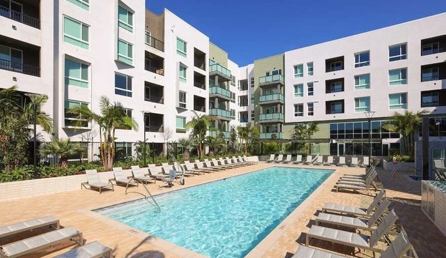 Charming 2BR Retreat Pool Gym 10min to Disneyland