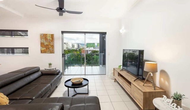 Panorama Cairns—City & Coastal Views with Pool
